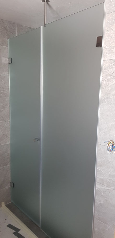 Cabine de douche avec porte