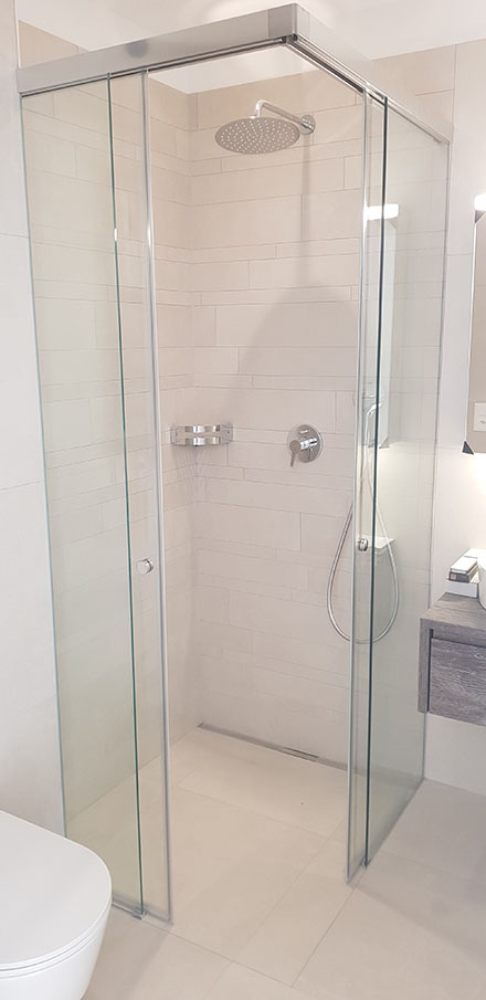 Cabine de douche avec portes coulissantes